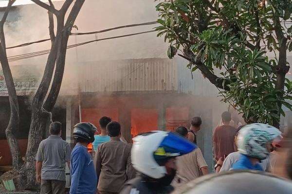Kebakaran Warung Makan di Cilincing Jakut, 10 Unit Damkar Dikerahkan Kebakaran Warung Makan di Cilincing Jakut, 10 Unit Damkar Dikerahkan