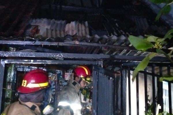 Niat Bantu Padamkan Api, Warga Depok Malah Tewas Tersetrum Pintu Besi Niat Bantu Padamkan Api, Warga Depok Malah Tewas Tersetrum Pintu Besi