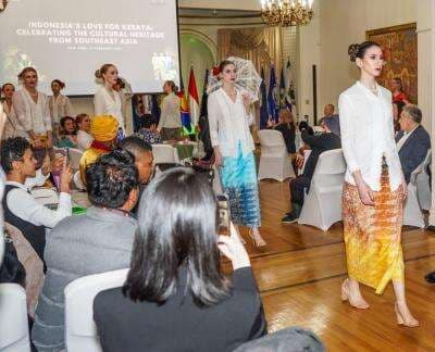 Kebaya Noni Go International, Sukses Bikin Kagum Diplomat hingga Warga USA dan Canada Kebaya Noni Go International, Sukses Bikin Kagum Diplomat hingga Warga USA dan Canada