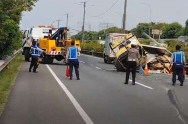 Truk Wing Box Terguling di Tol Bandara Soetta Arah Kapuk Truk Wing Box Terguling di Tol Bandara Soetta Arah Kapuk
