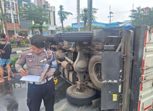 Truk Boks Terguling di Cibinong Bogor, 3 Orang Terluka Truk Boks Terguling di Cibinong Bogor, 3 Orang Terluka
