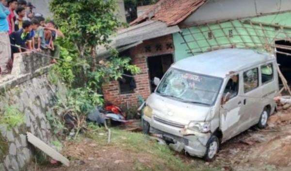 Minibus Hantam Rumah di Cibungbulang Bogor, Lansia Tewas Mengenaskan Minibus Hantam Rumah di Cibungbulang Bogor, Lansia Tewas Mengenaskan