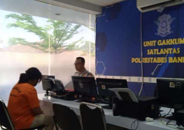 Sopir Nissan Tersangka Kecelakaan Beruntun di Bandung Terancam 6 Tahun Penjara! Sopir Nissan Tersangka Kecelakaan Beruntun di Bandung Terancam 6 Tahun Penjara!