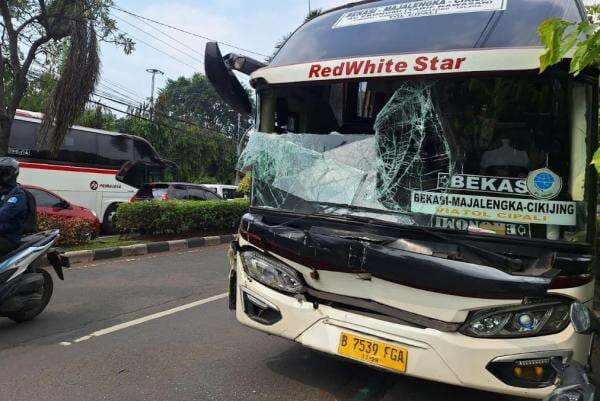 Bus Primajasa Tabrak Sejumlah Kendaraan di Depan Gedung DPRD Kota Bekasi, 1 Orang Jadi Korban Bus Primajasa Tabrak Sejumlah Kendaraan di Depan Gedung DPRD Kota Bekasi, 1 Orang Jadi Korban
