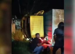 Kecelakaan Maut di Bojonegoro, Pemotor Tewas Tertimpa Truk Terguling