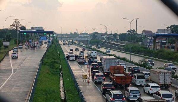 Mobil SUV Kecelakaan Dekat GT Kukusan Depok, Lalin Tol Cijago Arah Cinere Padat Mobil SUV Kecelakaan Dekat GT Kukusan Depok, Lalin Tol Cijago Arah Cinere Padat