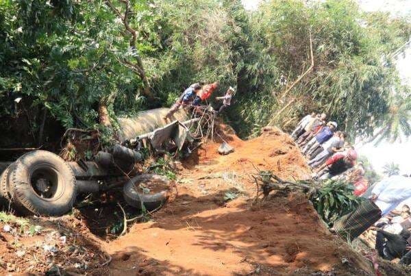 Truk Tangki Tabrak Sejumlah Kendaraan di Jalur Tengkorak Cianjur, Polisi: Diduga Rem Blong Truk Tangki Tabrak Sejumlah Kendaraan di Jalur Tengkorak Cianjur, Polisi: Diduga Rem Blong