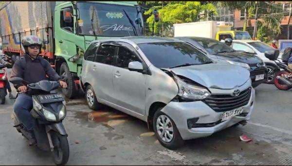 Truk Hantam 13 Kendaraan di Pulogadung, Satu Orang Luka Berat Truk Hantam 13 Kendaraan di Pulogadung, Satu Orang Luka Berat