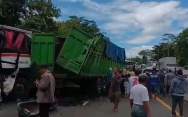 Kondektur Bus Primajasa Luka Berat Akibat Kecelakaan Beruntun di Tol Cipularang Kondektur Bus Primajasa Luka Berat Akibat Kecelakaan Beruntun di Tol Cipularang