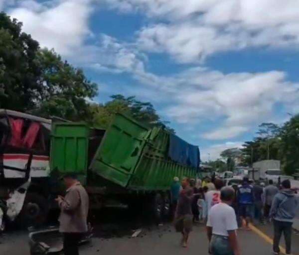 Dua Orang Terluka di Kecelakaan Beruntun Tol Cipularang KM 97 Dua Orang Terluka di Kecelakaan Beruntun Tol Cipularang KM 97