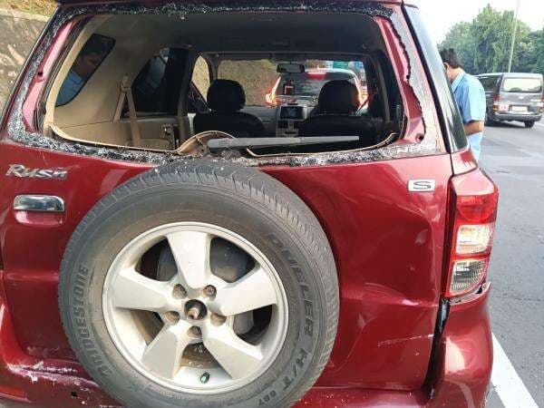 Brak! Kecelakaan Beruntun di Tol JOR KM 42 Arah Bekasi, Kaca Belakang Toyota Rush Hancur Brak! Kecelakaan Beruntun di Tol JOR KM 42 Arah Bekasi, Kaca Belakang Toyota Rush Hancur