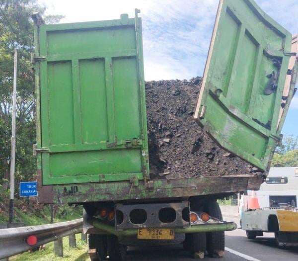 Polisi Urai Kepadatan Lalin Akibat Kecelakaan Beruntun Libatkan 5 Kendaraan di Tol Cipularang Polisi Urai Kepadatan Lalin Akibat Kecelakaan Beruntun Libatkan 5 Kendaraan di Tol Cipularang