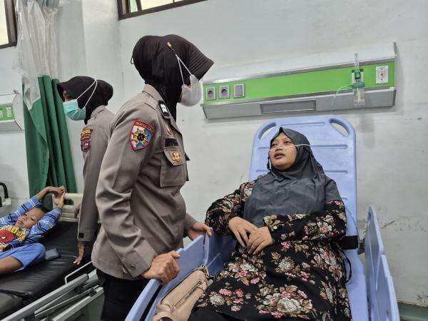 Kecelakaan Bus ALS, Polwan Berikan Trauma Healing pada Korban Selamat Kecelakaan Bus ALS, Polwan Berikan Trauma Healing pada Korban Selamat