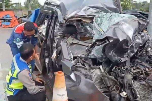 Kecelakaan Bus Rombongan Bonek dengan Mobil BR-V di Tol Pekalongan, 1 Orang Tewas Kecelakaan Bus Rombongan Bonek dengan Mobil BR-V di Tol Pekalongan, 1 Orang Tewas