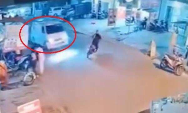 Gran Max Ugal-ugalan Tabrak 3 Motor dan Mobil di Cimahi, 2 Orang Dilarikan ke RS Gran Max Ugal-ugalan Tabrak 3 Motor dan Mobil di Cimahi, 2 Orang Dilarikan ke RS