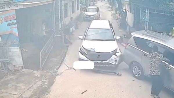 Mobil Tabrak Sejumlah Kendaraan di Bekasi Terekam CCTV, Pengemudi Diduga Baru Belajar Nyetir Mobil Tabrak Sejumlah Kendaraan di Bekasi Terekam CCTV, Pengemudi Diduga Baru Belajar Nyetir
