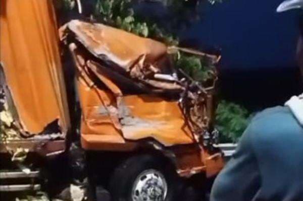 Kecelakaan di Jalur Pantura Losari Arah Tanjung Brebes, Arus Lalu Lintas Macet Kecelakaan di Jalur Pantura Losari Arah Tanjung Brebes, Arus Lalu Lintas Macet