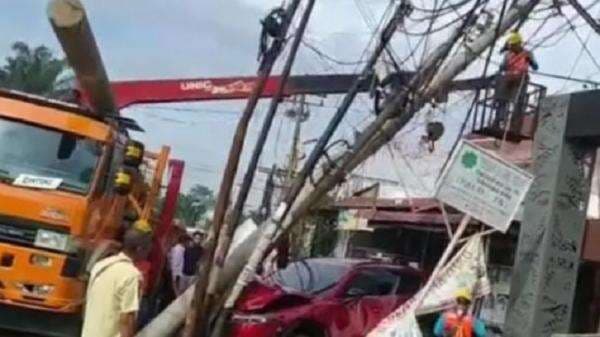 Diduga Pengemudi Mabuk, Mobil Mazda CX-5 Tabrak Tiang Listrik hingga Ringsek Diduga Pengemudi Mabuk, Mobil Mazda CX-5 Tabrak Tiang Listrik hingga Ringsek