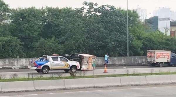 Sopir Mobil Boks Ekspedisi Tewas Ditabrak Truk di Tol Cijago Depok Saat Ganti Ban Sopir Mobil Boks Ekspedisi Tewas Ditabrak Truk di Tol Cijago Depok Saat Ganti Ban