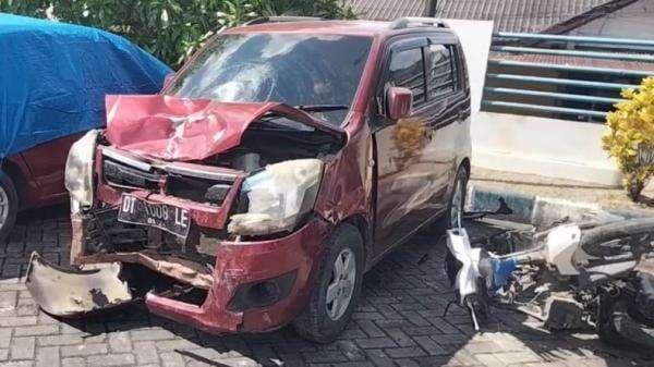 Mobil Karimun Tabrak 4 Kendaraan di Kendari, 1 Orang Tewas 2 Luka-Luka Mobil Karimun Tabrak 4 Kendaraan di Kendari, 1 Orang Tewas 2 Luka-Luka
