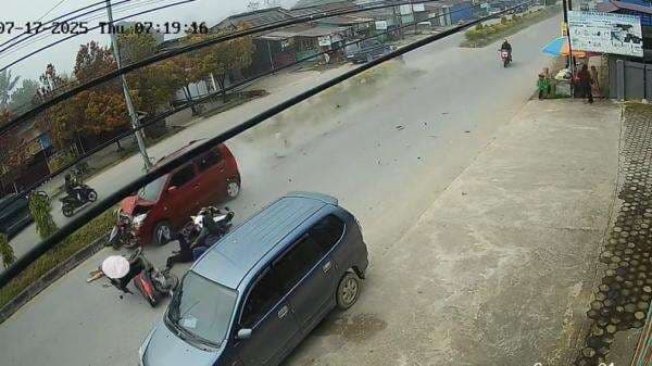 Detik-Detik Suzuki Karimun Maut Tabrak Sejumlah Kendaraan di Kendari Terekam CCTV Detik-Detik Suzuki Karimun Maut Tabrak Sejumlah Kendaraan di Kendari Terekam CCTV