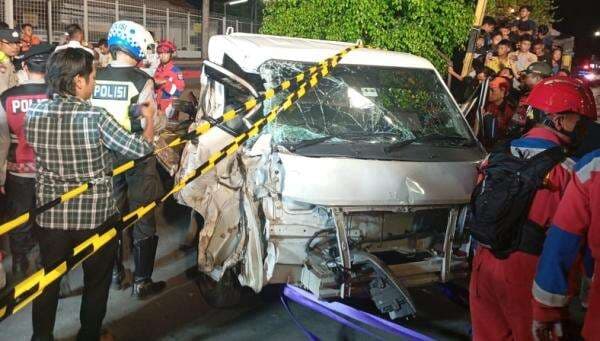 Kecelakaan Kereta Tabrak Mobil Boks dan Motor di Jaktim, 1 Orang Tewas Kecelakaan Kereta Tabrak Mobil Boks dan Motor di Jaktim, 1 Orang Tewas