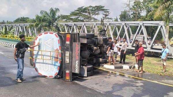 Ban Selip, Truk Tangki Terguling di Kulonprogo akibat Jalan Licin Saat Hujan Deras Ban Selip, Truk Tangki Terguling di Kulonprogo akibat Jalan Licin Saat Hujan Deras