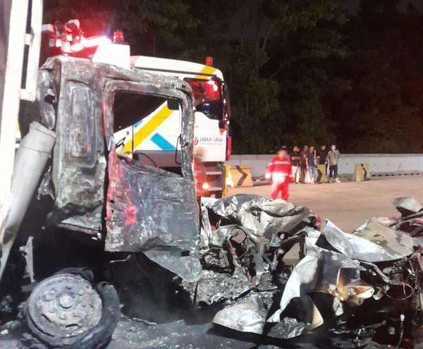 6 Fakta Kecelakaan Maut di GT Tol Ciawi, Rem Blong hingga Korban Tewas Terbakar 6 Fakta Kecelakaan Maut di GT Tol Ciawi, Rem Blong hingga Korban Tewas Terbakar