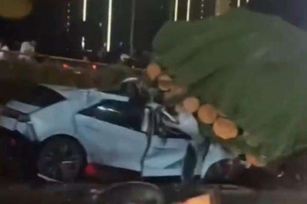 Ngeri! Penampakan Hyundai Ioniq Hancur usai Tabrak Truk di Cengkareng Ngeri! Penampakan Hyundai Ioniq Hancur usai Tabrak Truk di Cengkareng