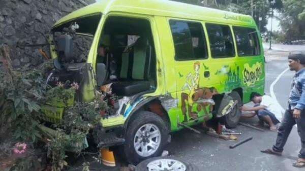 Mobil Elf Bawa13 Siswi SMK Pulang Outbond Kecelakaan di Pasuruan, 4 Orang Terluka Mobil Elf Bawa13 Siswi SMK Pulang Outbond Kecelakaan di Pasuruan, 4 Orang Terluka