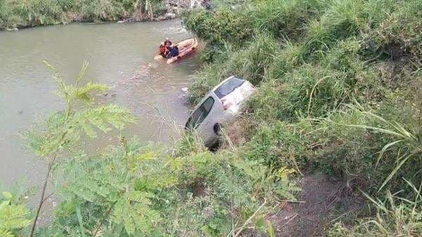 Mobil Terjun ke Sungai di Nganjuk, Pengemudi Ditemukan Tewas Setelah 4 Jam Pencarian Mobil Terjun ke Sungai di Nganjuk, Pengemudi Ditemukan Tewas Setelah 4 Jam Pencarian