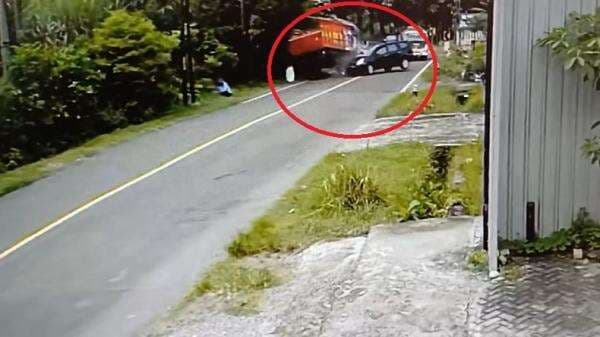 Avanza Tabrak Truk Tronton di Tol Ngawi-Kertosono, Sopir Babak Belur Dikeroyok Avanza Tabrak Truk Tronton di Tol Ngawi-Kertosono, Sopir Babak Belur Dikeroyok