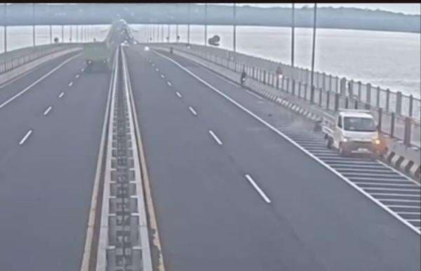 Kecelakaan di Jembatan Suramadu, Rombongan Pesepeda Ditabrak Pikap 1 Tewas Kecelakaan di Jembatan Suramadu, Rombongan Pesepeda Ditabrak Pikap 1 Tewas