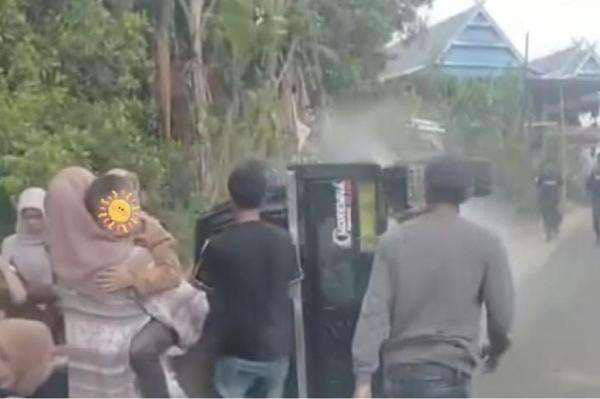 Ngeri! Detik-detik Kecelakaan Mobil Pikap Angkut Emak-Emak Terguling di Gowa Ngeri! Detik-detik Kecelakaan Mobil Pikap Angkut Emak-Emak Terguling di Gowa