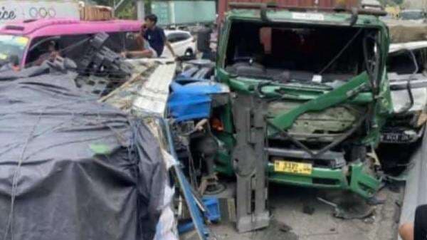 Kecelakaan Beruntun di Tol Semarang, Truk Trailer Diduga Rem Blong Tabrak 5 Kendaraan Kecelakaan Beruntun di Tol Semarang, Truk Trailer Diduga Rem Blong Tabrak 5 Kendaraan