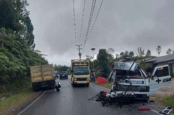 Kecelakaan di Humbahas, Ambulans Bawa Jenazah Ditabrak Truk 1 Orang Tewas Kecelakaan di Humbahas, Ambulans Bawa Jenazah Ditabrak Truk 1 Orang Tewas