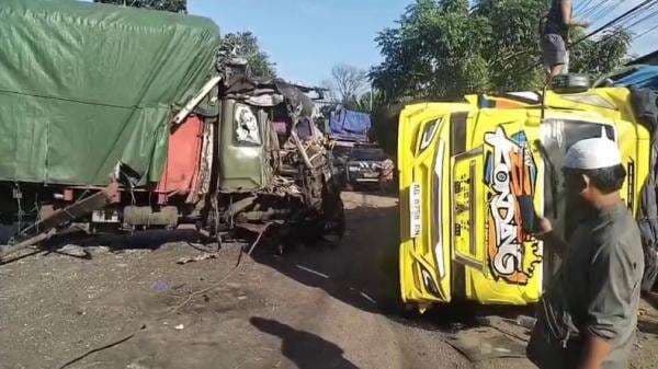 3 Truk Tabrakan di Jalur Pantura Situbondo 3 Truk Tabrakan di Jalur Pantura Situbondo