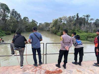 Truk Terjun ke Sungai, 4 Orang Tewas dan 11 Hilang Truk Terjun ke Sungai, 4 Orang Tewas dan 11 Hilang