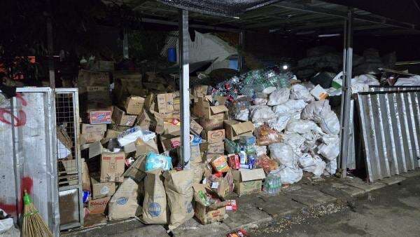 Penjual Barang Kedaluwarsa di Tangsel Oknum Anggota Satpol PP Penjual Barang Kedaluwarsa di Tangsel Oknum Anggota Satpol PP