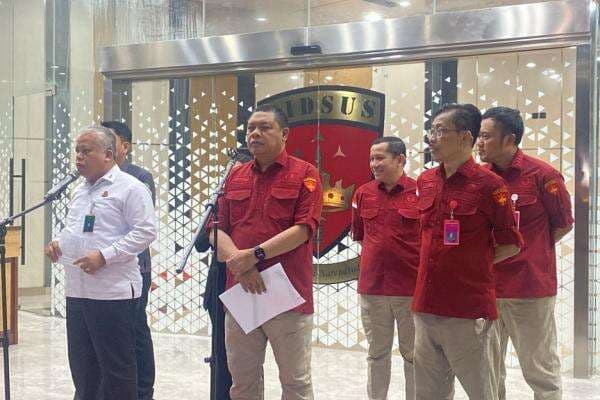 Kejagung Tetapkan Ketua Cyber Army Tersangka Perintangan Kasus Korupsi Kejagung Tetapkan Ketua Cyber Army Tersangka Perintangan Kasus Korupsi