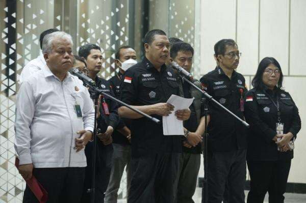 Breaking News: Kejagung Tetapkan 4 Tersangka Korupsi Chromebook Breaking News: Kejagung Tetapkan 4 Tersangka Korupsi Chromebook