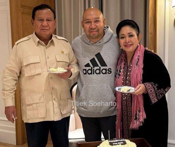 3 Potret Manis Didit Hediprasetyo Rayakan Ultah Ke-41 Bareng Prabowo dan Titiek Soeharto 3 Potret Manis Didit Hediprasetyo Rayakan Ultah Ke-41 Bareng Prabowo dan Titiek Soeharto