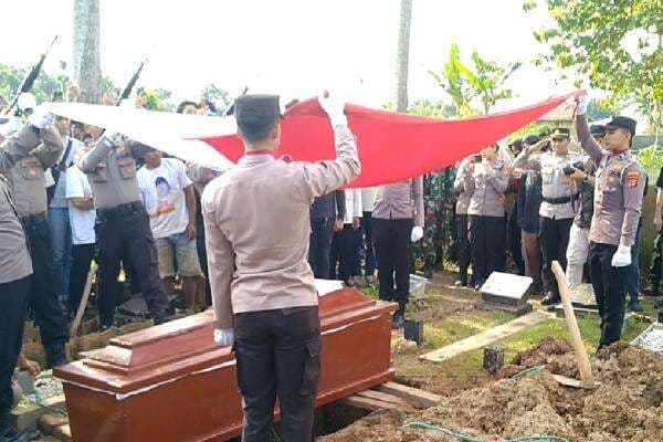 Keluarga Polisi Tewas Ditembak di Way Kanan Minta Pelaku Dihukum Berat Keluarga Polisi Tewas Ditembak di Way Kanan Minta Pelaku Dihukum Berat