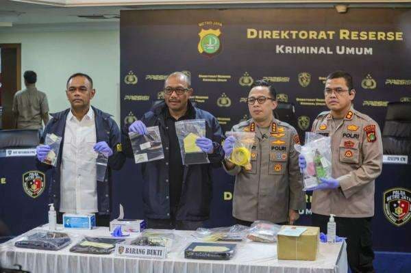 Keluarga Yakin Arya Daru Tidak Bunuh Diri, Begini Respons Polisi Keluarga Yakin Arya Daru Tidak Bunuh Diri, Begini Respons Polisi