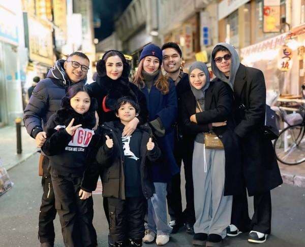 8 Potret Malam Tahun Baru 2025 Artis Tanah Air, Salah Satunya Baru Selesai Operasi 8 Potret Malam Tahun Baru 2025 Artis Tanah Air, Salah Satunya Baru Selesai Operasi