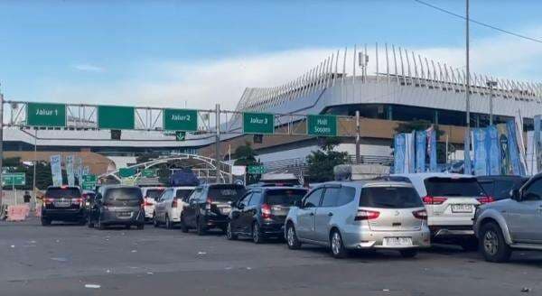 Kemacetan di Merak Semakin Parah, Masuk Gerbang Pelabuhan hingga Naik Kapal Capai 5 Jam Kemacetan di Merak Semakin Parah, Masuk Gerbang Pelabuhan hingga Naik Kapal Capai 5 Jam