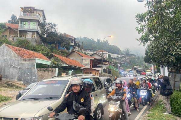 Kemacetan Panjang 5 Km di Nagreg, Polisi Belum Terapkan One Way Kemacetan Panjang 5 Km di Nagreg, Polisi Belum Terapkan One Way