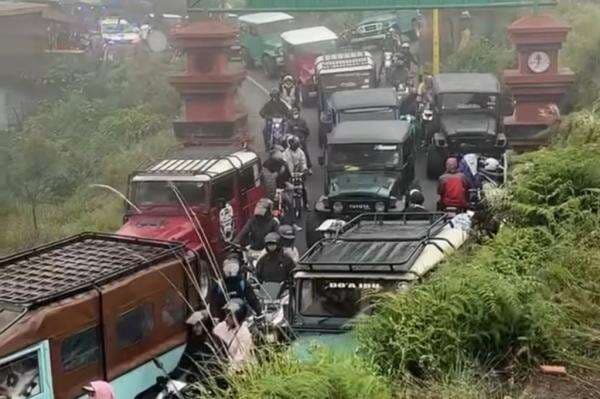 Viral Macet Horor di Gunung Bromo saat Libur Iduladha, Wisatawan Terjebak 2 Jam Viral Macet Horor di Gunung Bromo saat Libur Iduladha, Wisatawan Terjebak 2 Jam