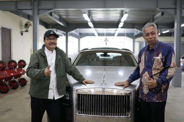 Kemensos Lelang Rolls-Royce Rp2,5 Miliar, Uangnya untuk Keluarga Miskin Kemensos Lelang Rolls-Royce Rp2,5 Miliar, Uangnya untuk Keluarga Miskin