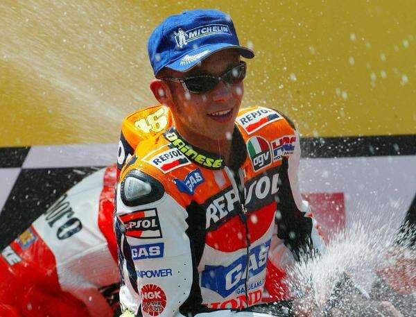 Kenapa Honda Begitu Membenci Legenda MotoGP Valentino Rossi? Ini Alasannya Kenapa Honda Begitu Membenci Legenda MotoGP Valentino Rossi? Ini Alasannya